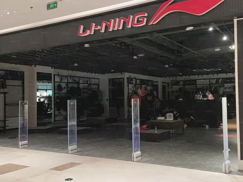 W sklepie marki Li Ning zainstalowano sześcienne, akustyczne, magnetyczne urządzenie zabezpieczające przed kradzieżą AM9800