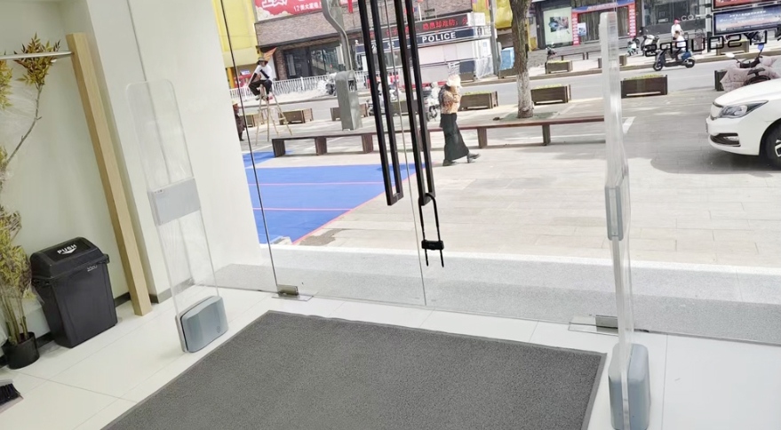 Podwójna częstotliwość AM i RFID: Inteligentne bezpieczeństwo dla branży handlu detalicznego odzieżą.